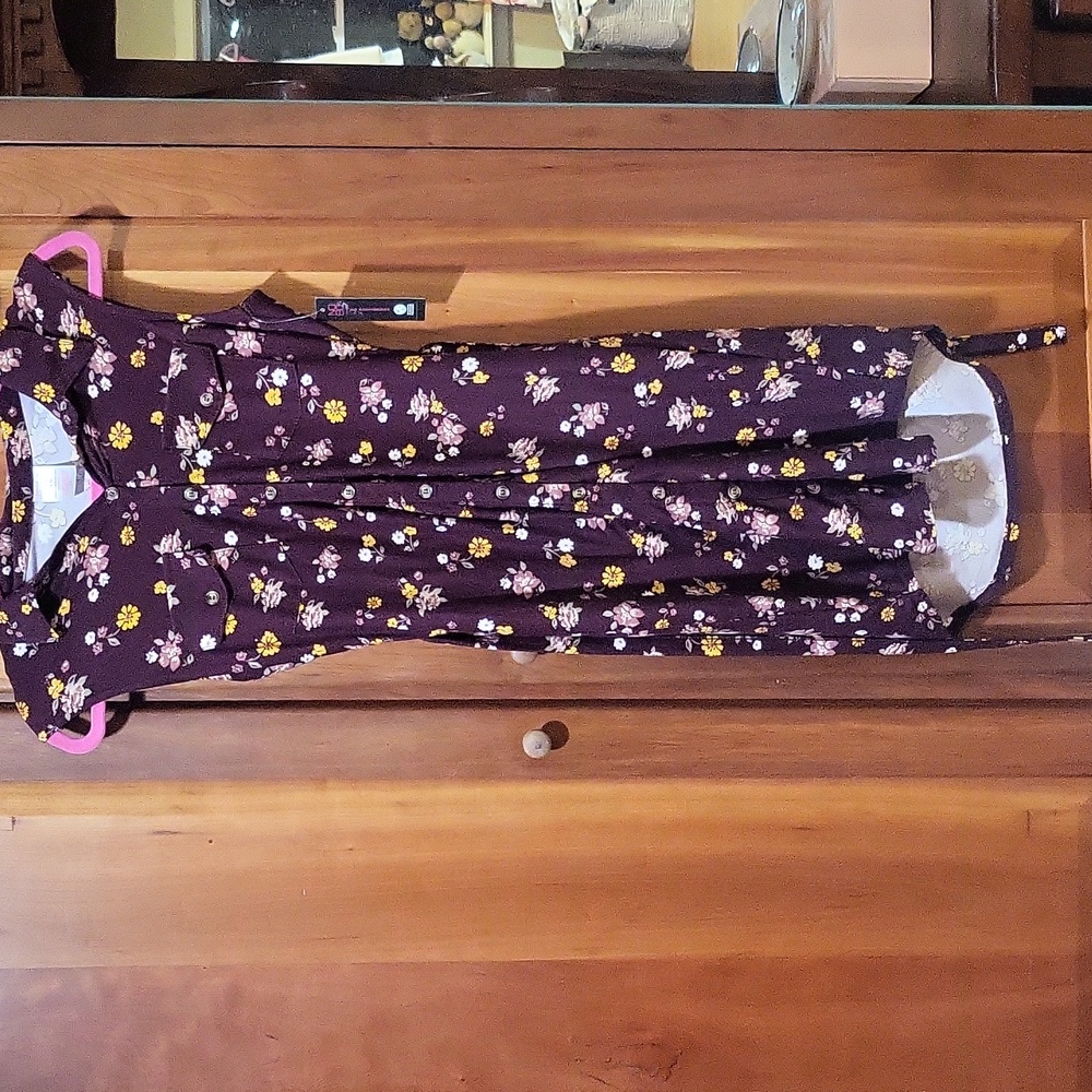 Maroon floral dress no sleeves, collared, chest pockets, front buttons